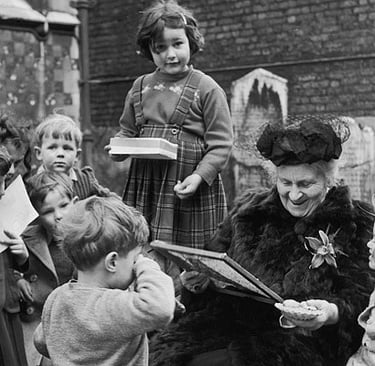 Maria Montessori bei der Arbeit mit Kindern.