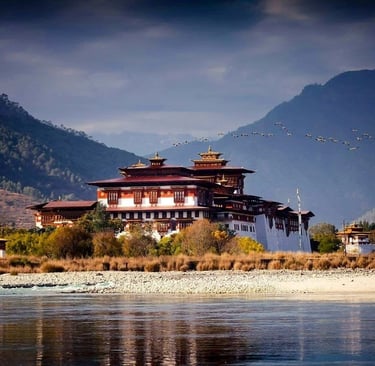The_Majestic_Punakha_Dzong_with_Glacial_Water_in_the_Front