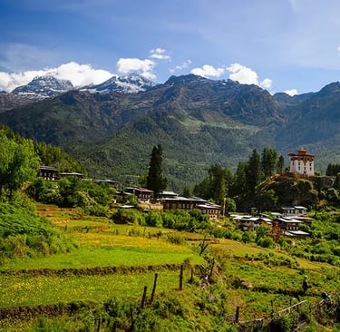 Drugyal_Dzong_With_Mount_Jhomhlhari_at_the_backdrop_in_Paro_Valley_During_Autumn_Season.webp