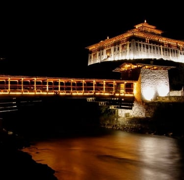 night-photography-with-cantillever-brdige-rinpung-dzong-fortress-national-museum-in-paro-valley