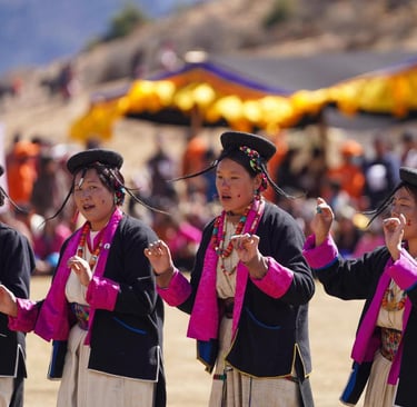 people-of-laya-performing-laya-folk-songs-ad-dances-at-royal-highland-festival