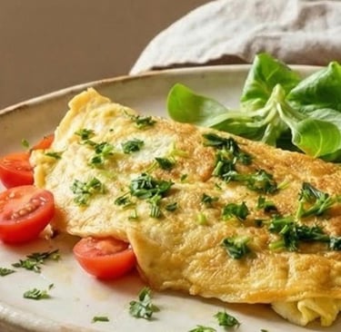 Omelette salata morbida e proteica con verdure fresche.