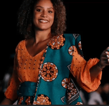 Créatrice présentant une tenue et un savoir-faire local à Mayotte