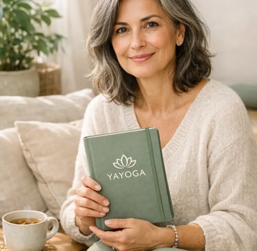une femme avec une tablette yayoga qui souris en regarant je ne sais quoi !