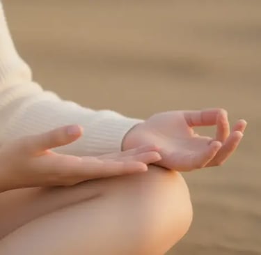 une femme assise pose ses deux mains sur ses genoux