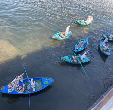 Ventes de souvenirs aux voyageurs sur le bateau