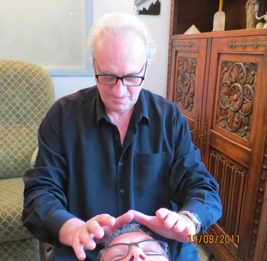 Le père Emile prêtre de l'Eglise Catholique Gallicane magnétise un homme en soufrance 