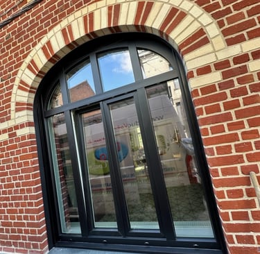 Fenêtre noire sur mesure PVC cintré