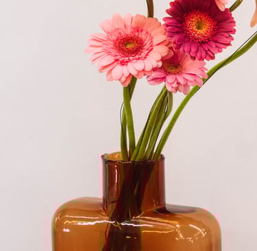 Photo commerciale de fleurs dans un vase art déco