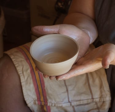Photo d'une femme en train de faire de la poterie