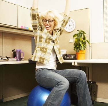 Femme bureau détente gym swiss-ball