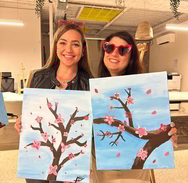 Participants fières de leurs œuvres après un atelier peinture EVJF