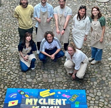 L’equipe de team building montre fièrement leur création