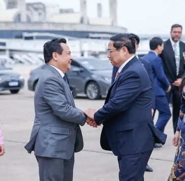 Đại sứ Việt Nam tại Brazil Bùi Văn Nghị tiễn Thủ tướng Chính phủ Phạm Minh Chính và Phu nhân rời Rio de Janeiro - Ảnh: VGP/Nh