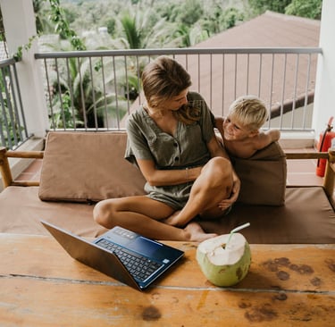 layout email vendem convertem business woman trabalhando de casa férias menino filho