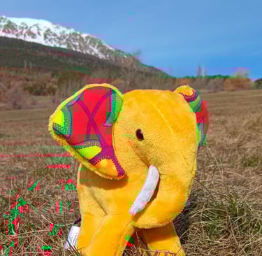 Peluche artisanale éléphant jaune en tissu cousu main, création textile inspirée des Alpes Atelier N