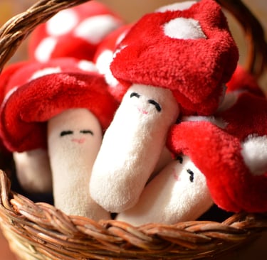 Peluches champignons amanites placées dans un petit panier fraichement cueillies !