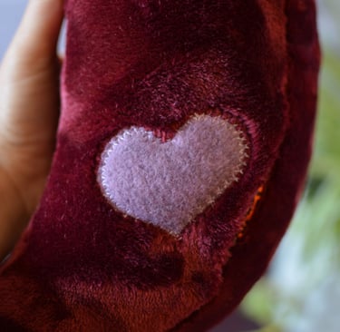 Cœur cousu sur peluche lune amour cousu bordeaux, détail textile