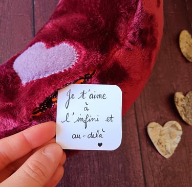 Mot manuscrit glissé dans la poche d’une peluche amour cousu artisanale