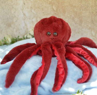Gros plan sur une peluche pieuvre rouge cousue main
