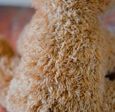 Ours en peluche réparé avec couture refermée discrètement