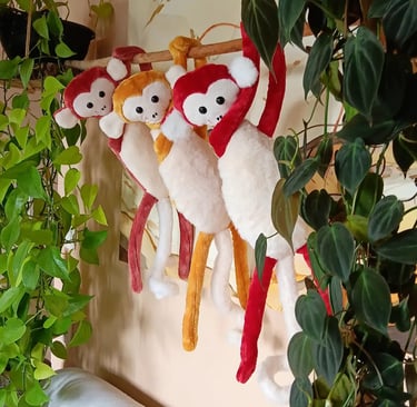 Peluches artisanales singes en tissu cousues main, créations textiles originales et ludiques Atelier