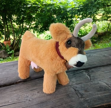 Peluche artisanale vache en tissu cousue main, création textile douce et réaliste Atelier Nequidia
