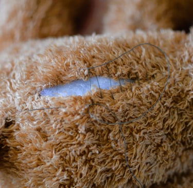 Réparation d’une peluche avec point d’échelle en cours