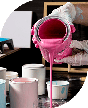 une personne verse de la peinture rose dans un saut à peinture