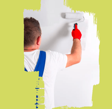 un homme peignant un mur avec un rouleau