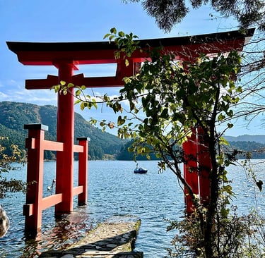 Grande porte torii dans le lac Ashi