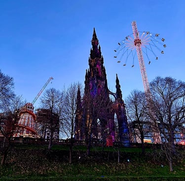 Attraction du marché de Noël et le Scott Monument