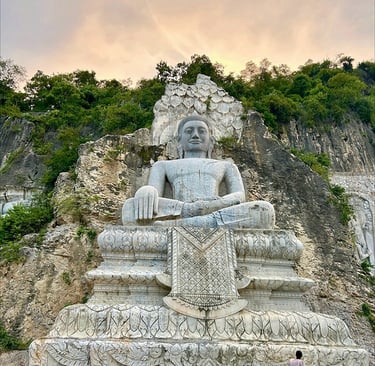 Statue de Bouddha vers la Bat Cave de Battambang, Cambodge