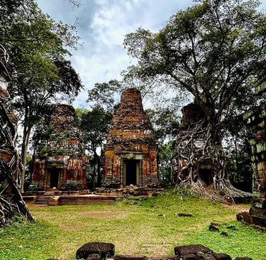 Trois tours du temple Prasat Pram, Cambodge