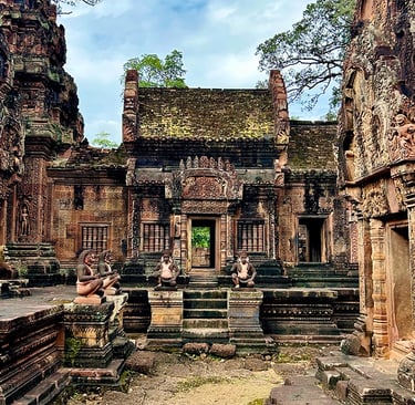 Intérieur du temple rose Banteay Srei, Cambodge