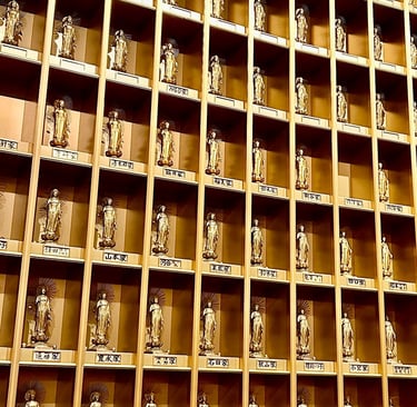 Salle des 3'300 statuettes de Bouddha à l'intérieur de la statue d’Ushiku Daibutsu