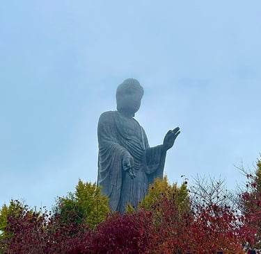 Statue d’Ushiku Daibutsu la tête dans les nuages