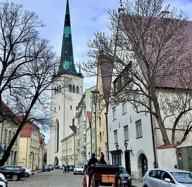Vue sur l’église Saint-Olaf depuis la rue 