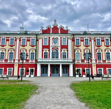 Façade colorée du château de Kadriorg à Tallinn