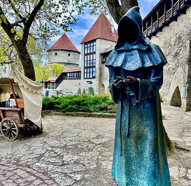 Statue du mystérieux moine de Tallinn Ambrosius dans les Jardins du roi Danois