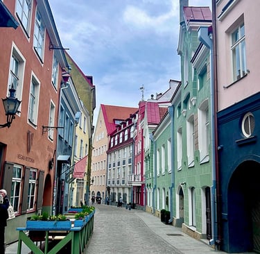 Rue colorée du centre médiéval de Tallinn