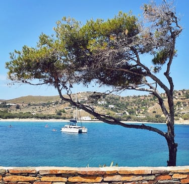 Vue sur la baie de la plage d'Otzias, Kea