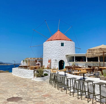 Vieux moulin reconverti en bar-boutique Mylos