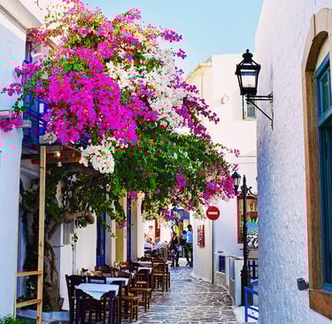 Rue principale du village de Plaka, Milos