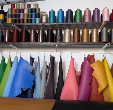 Un assortiment de fils et de cuirs aux couleurs variées