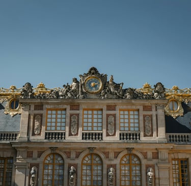 Façade du Château de Versailles avec son horloge centrale sculptée, ses dorures et son architecture 