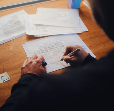 Plan de travail d'un concepteur en pleine création manuelle.