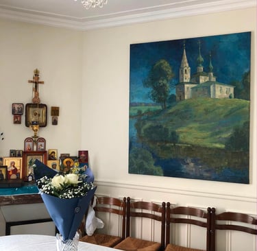Intérieur de la maison de Berdiaev avec grand tableau d'une église russe, coin icônes et table.