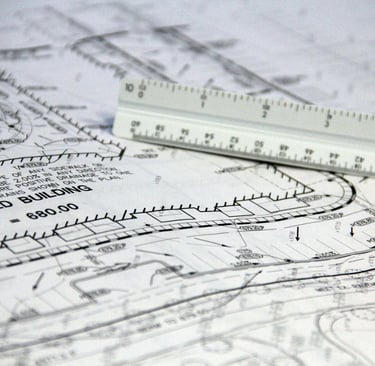 Plan de masse technique d'un projet de construction avec une règle d'architecte blanche