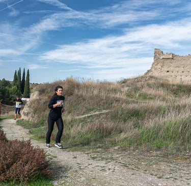 Almudena subiendo el castillo 